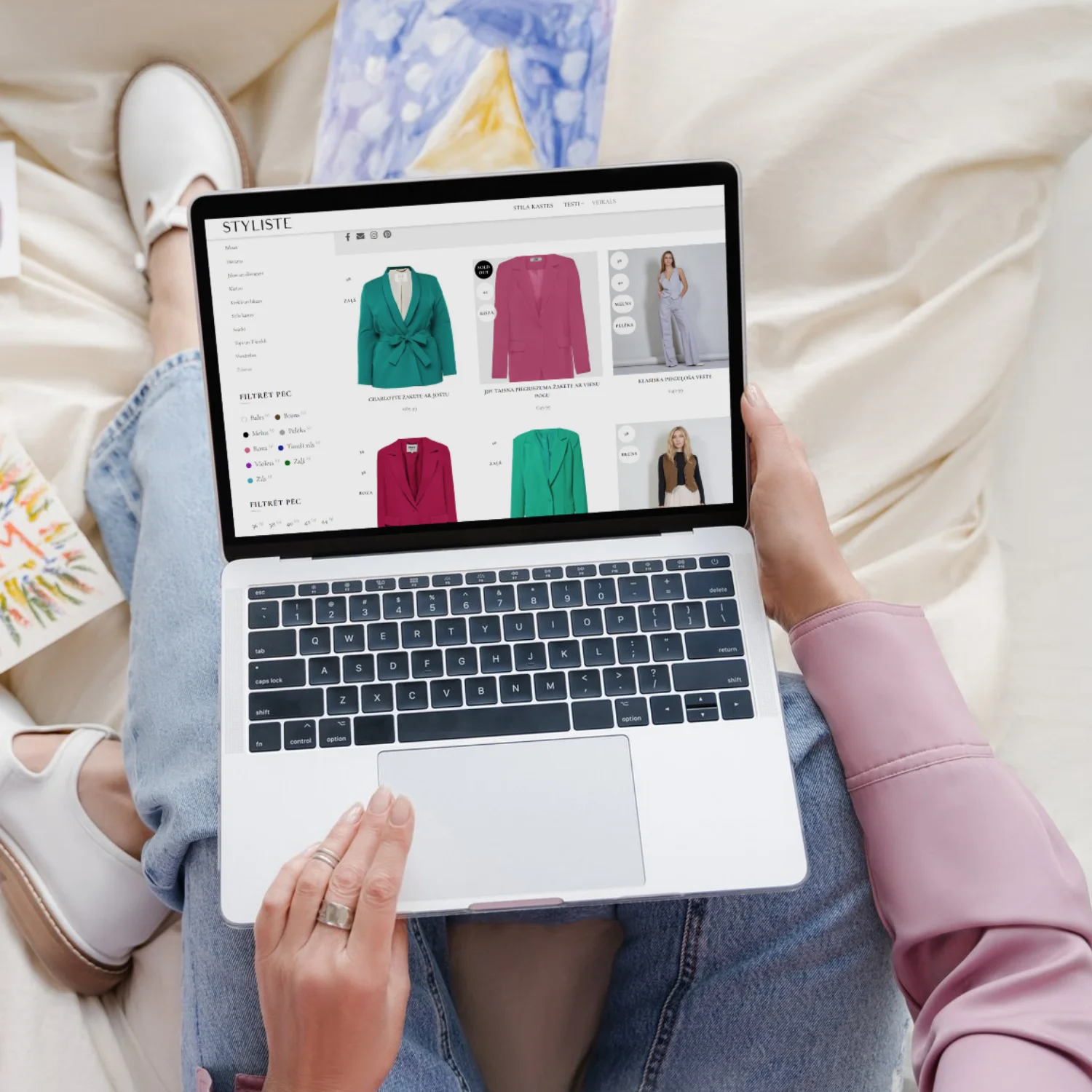 Online veikala produktu katalogs uz klēpjdatora ekrāna