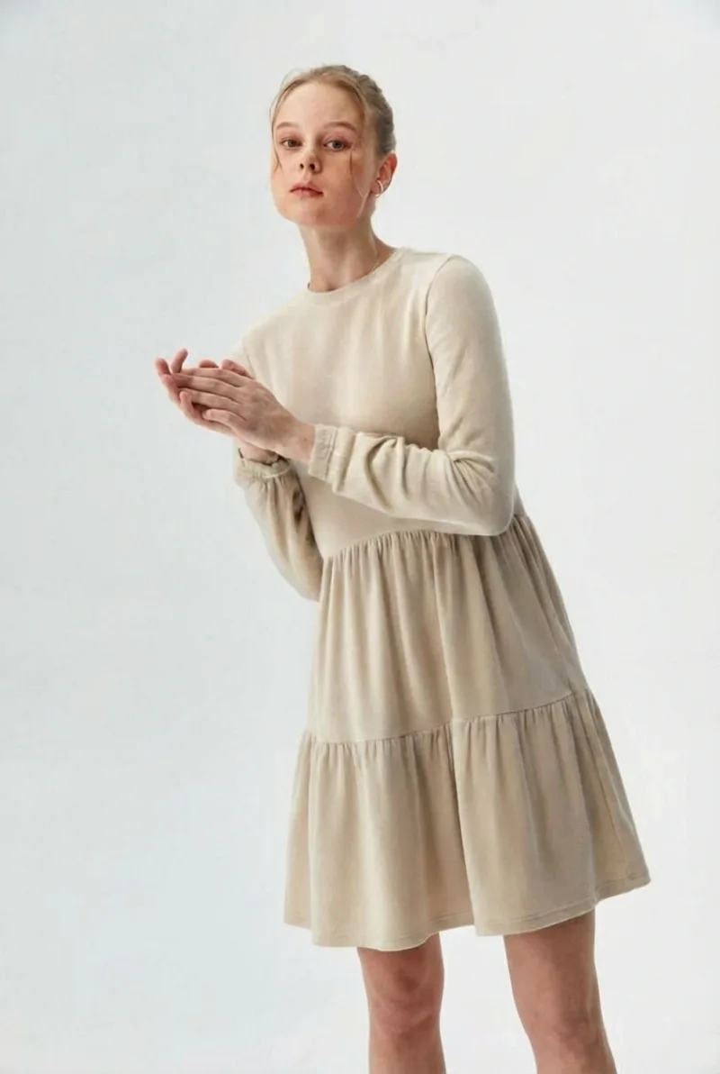 Kleid samta kleita ar krokjoslām