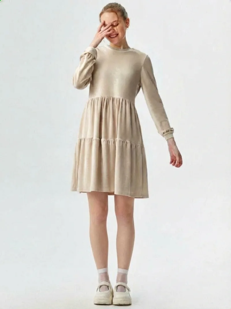 Kleid samta kleita ar krokjoslām